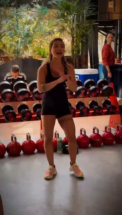 Professora conduzindo aula do Pump Camp