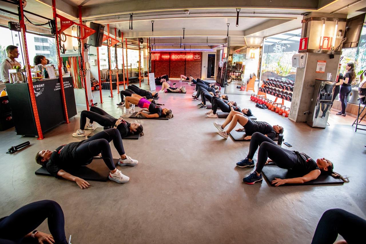 Turma fazendo elevação de quadril no solo